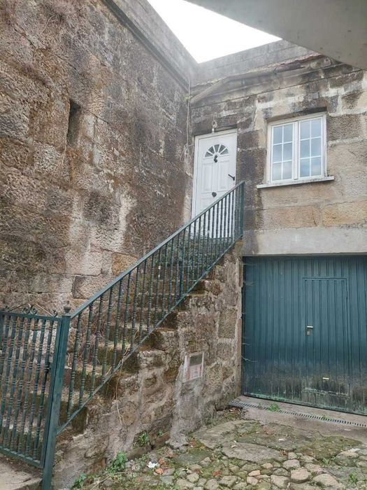 Moradia t4 interior para recuperar- toda em pedra 2 gar.,negociável
