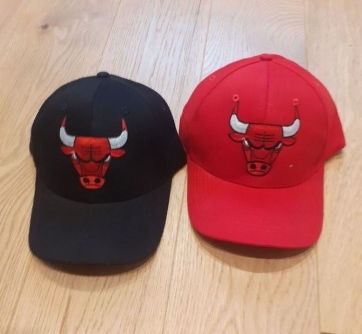 Dwie czapki Chicago Bulls