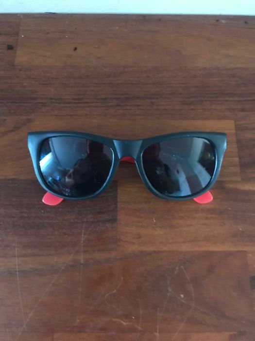 Czarno czerwone okulary przeciwsloneczne