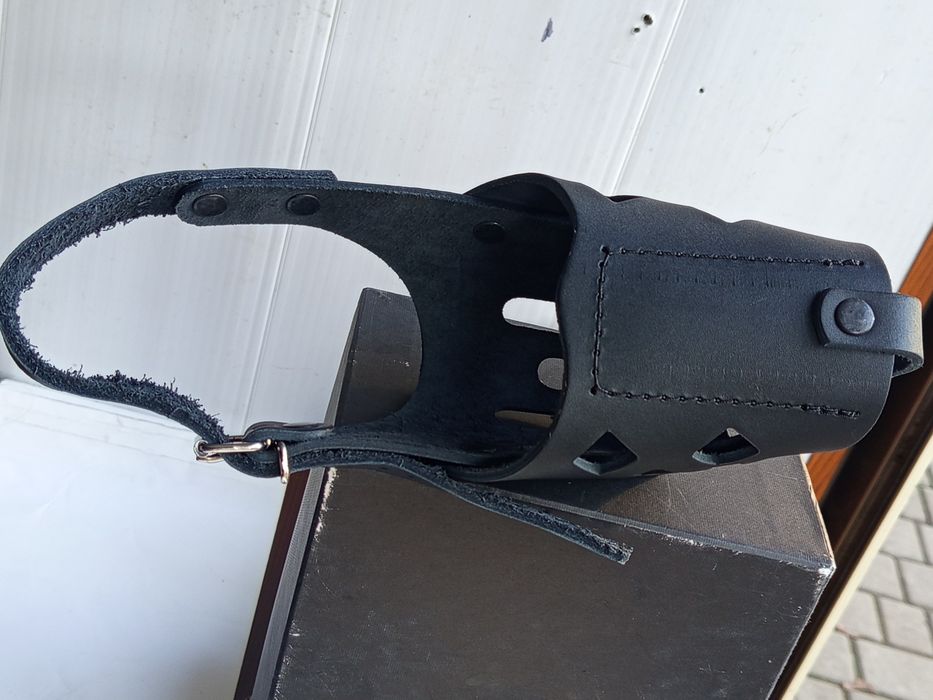 Собачий ошейник и намордник