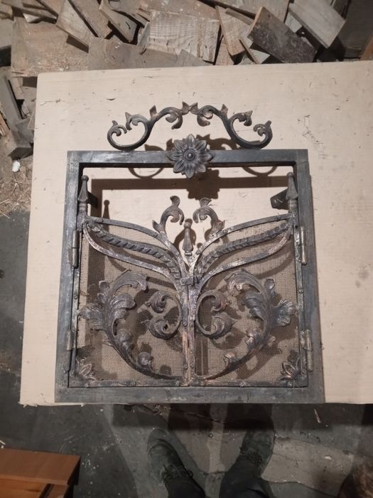 Ковані дверцята до каміну