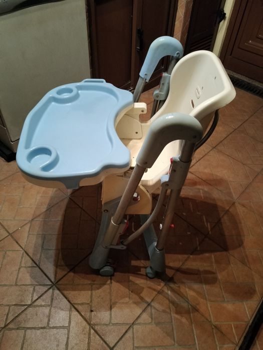 Cadeira para comer/ bebe 
zippy