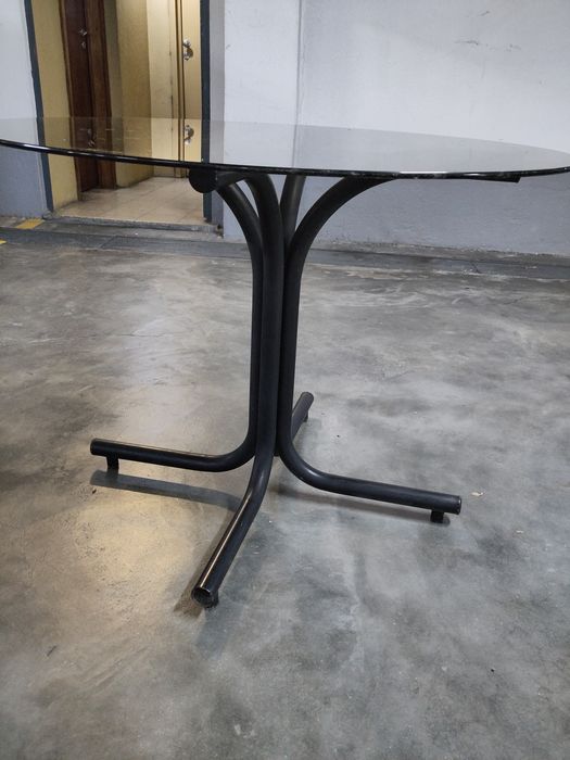 Mesa com tampo de vidro