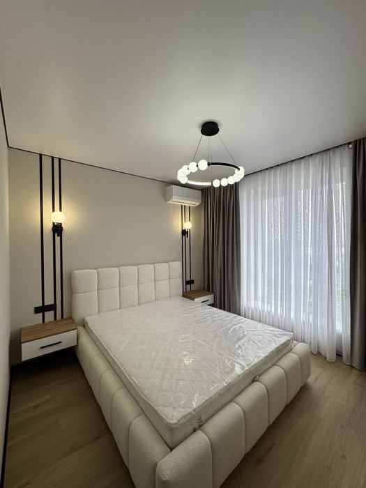 Велика 1-кімнатна квартира видова на Міське Озеро