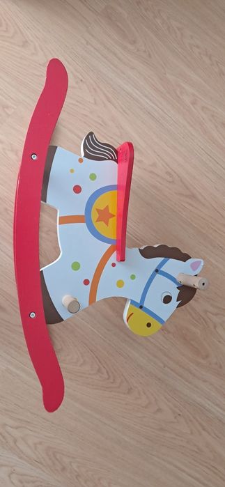 Cavalo de baloiço em madeira
