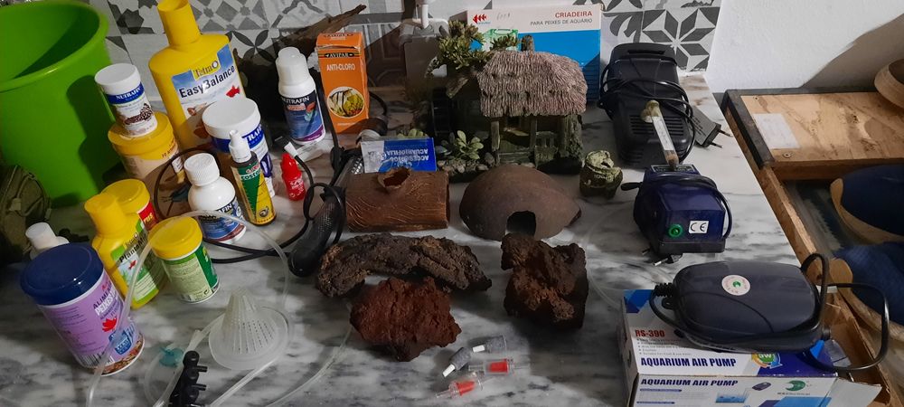 Vários acessórios para peixes de aquario