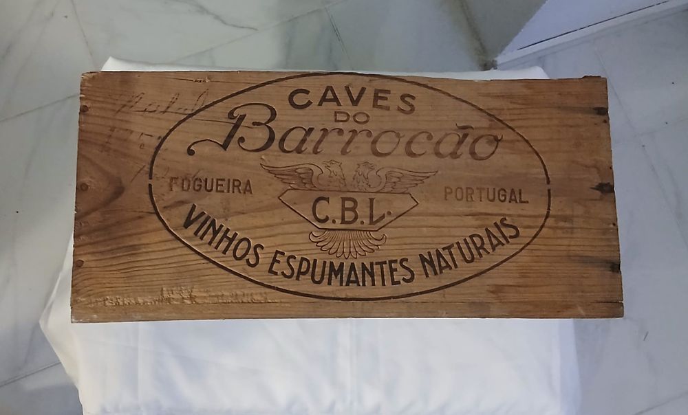Caixote em Madeira Antigo medidas nas fotos