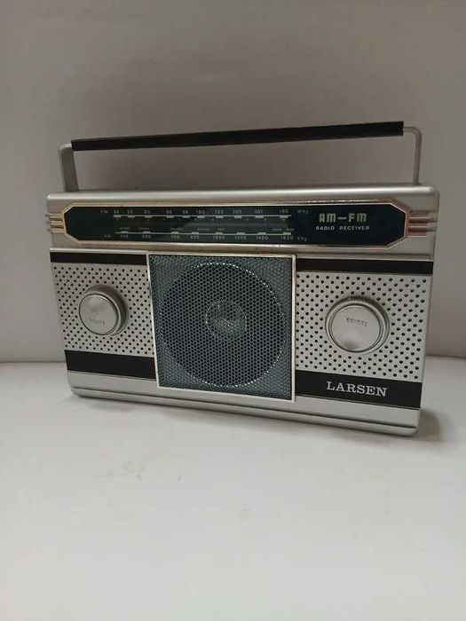 Radio portátil AM/FM vintage ~ Larsen