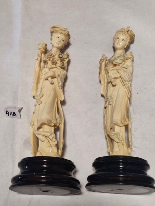 Par de figuras orientais okimonos de geisha