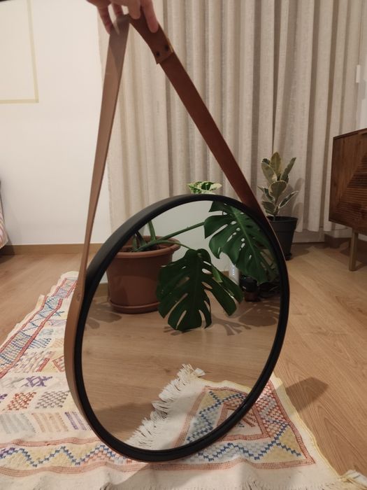 Espelho 50cm diâmetro em ferro preto e couro sintético castanho