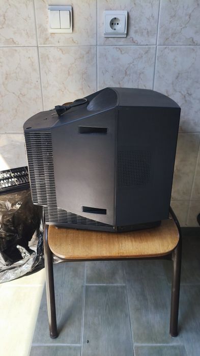 Televisão Sony Trinitron KV-14T1E a funcionar
