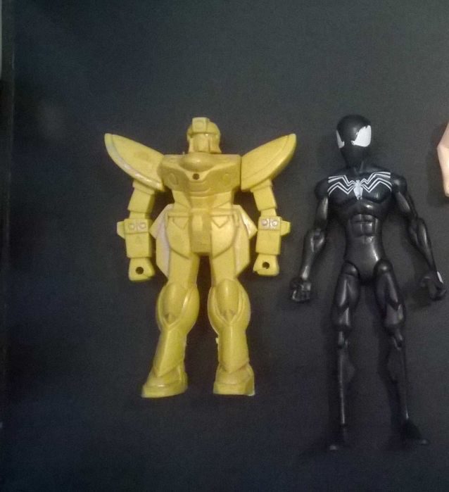 diversas figuras em plástico e pvc