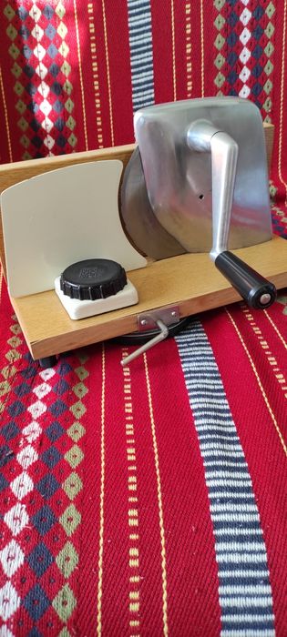 Krajalnica do pieczywa i wędlin.