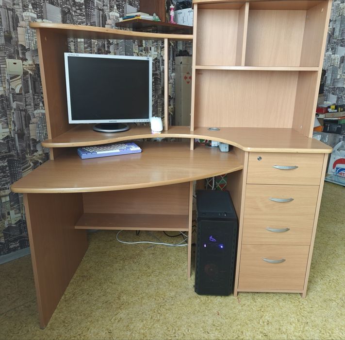 Стол с выдвижными ящики