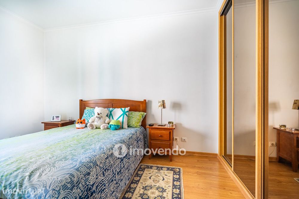 Apartamento T3 com áreas amplas, varandas e arrecadação, em Alverca