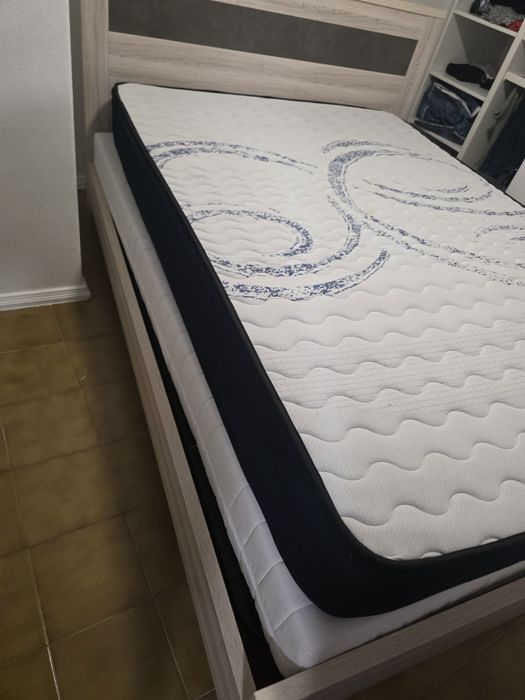 Cama madeira maciça com 2 colchões