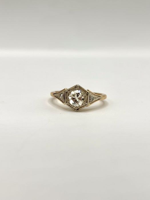 Stary złoty pierścionek z brylantem 0,80ct i rozetami diamentowymi