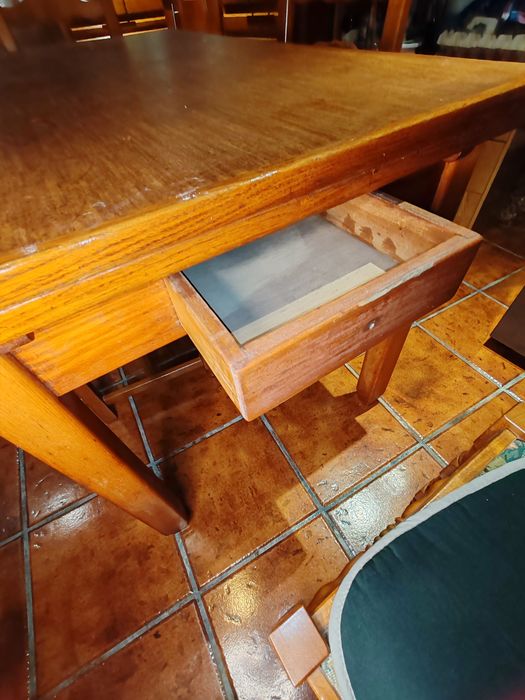 Vendo mesa de jantar em madeira com 6 cadeiras