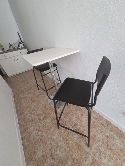 Mesa branca alta tipo bar  com 2 cadeiras altas