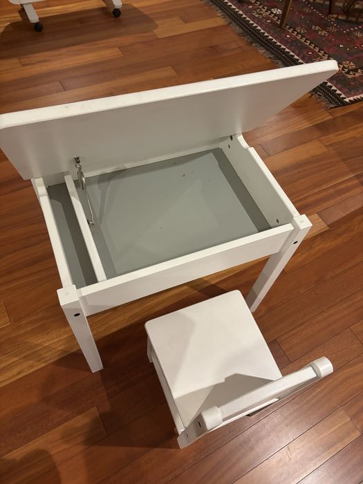 Secretaria e cadeira de crianca