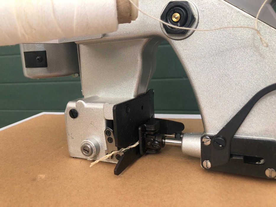 Máquina de selar e fechar sacos