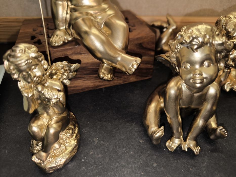 Conjunto de 4 anjos dourados.
Conjunto decorativo de quatro anjos em d