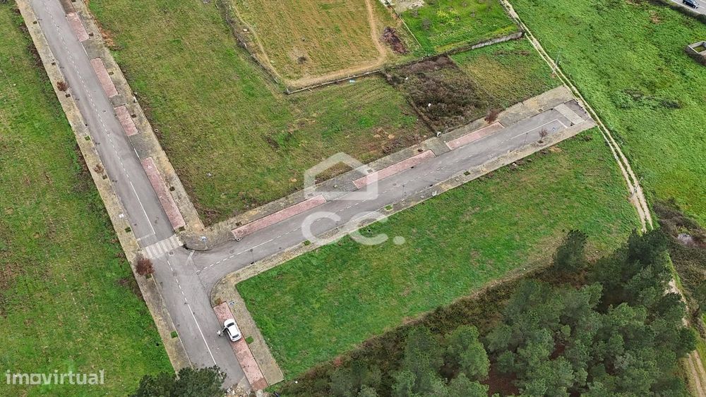 Lote de terreno destinado à construção de moradia, situado em uma loca