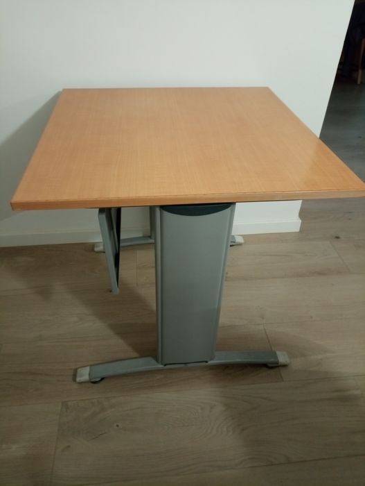 Mesa com tampo madeira