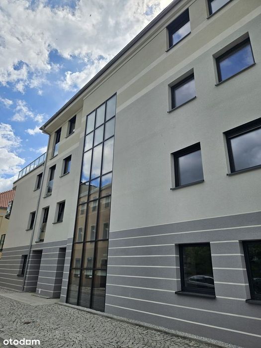 Jasny apartament na 3 piętrze przy małej uliczce w centrum Cieplic.