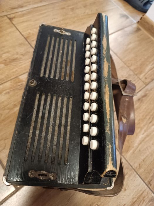 Akordeon guzikowy harmonia walizka stary