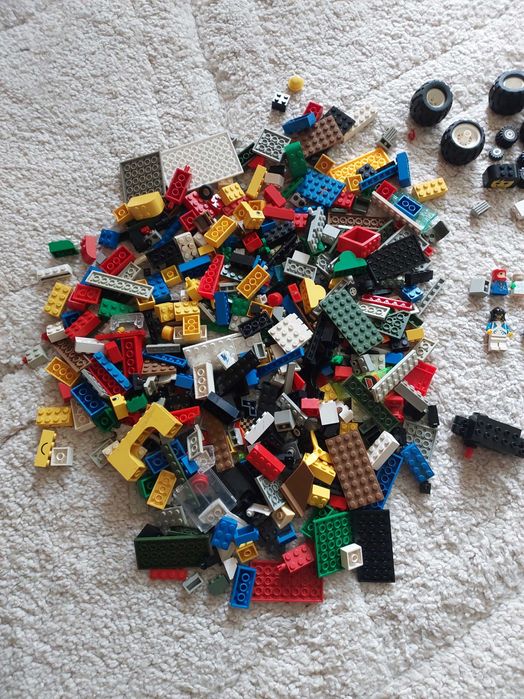 Klocki lego z różnych zestawów plus figurki