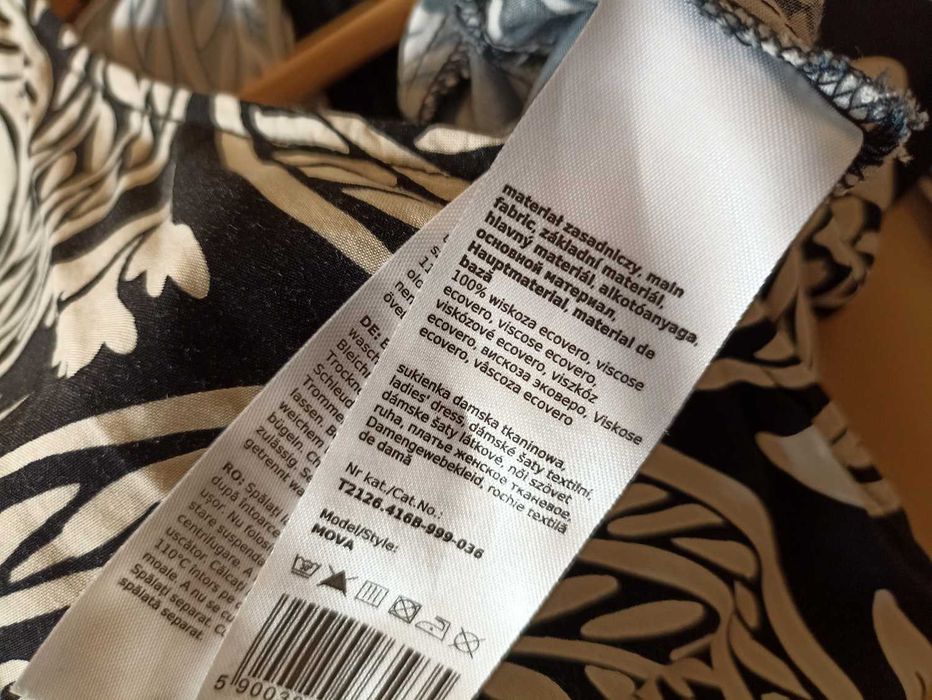 Czarna sukienka z roślinnym motywem Tatuum