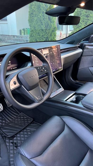 Tesla Model S PLAID 2023 року