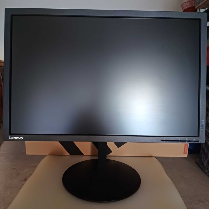 Monitor Lenovo de 24" T2454pA em bom estado.
