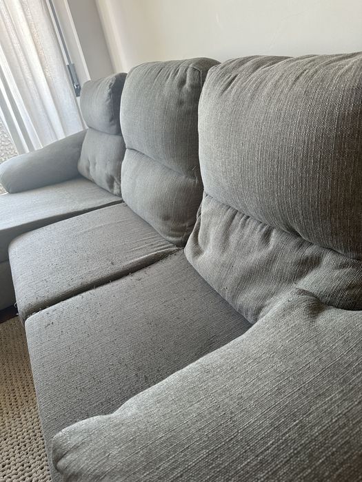 Sofá de canto (chaise longue) em tecido bouclé/chenille cinza
