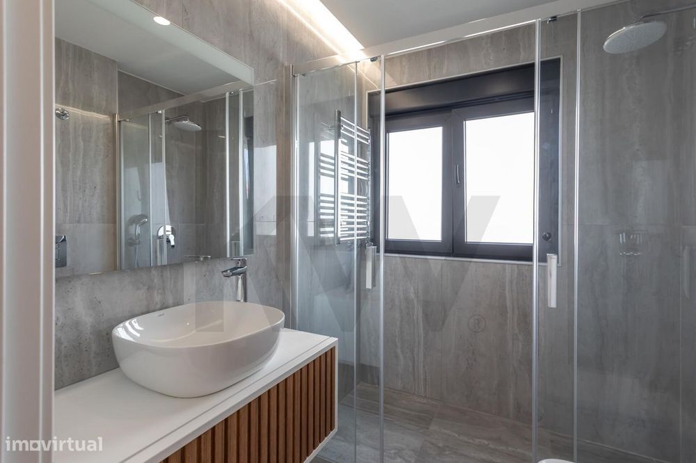Charmosa Moradia T5 com Jardim Totalmente Remodelada -  Sassoeiros, Ca