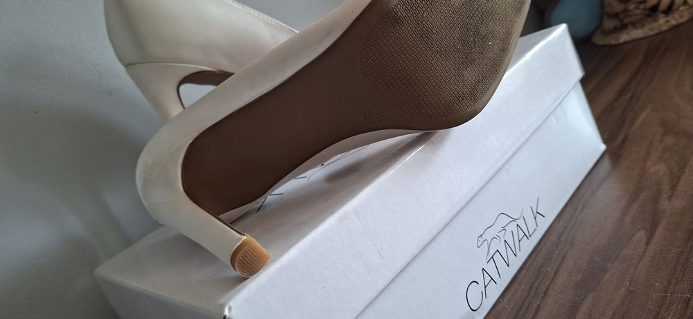 Buty ślubne na obcasie