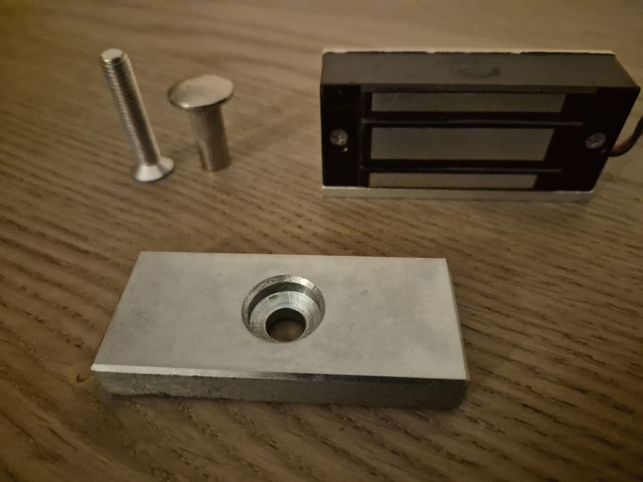 Porta Trinco eléctrico magnético