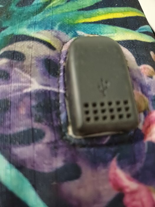 Mochila  de muito boa qualidade tem carregador que nunca foi usado 10€