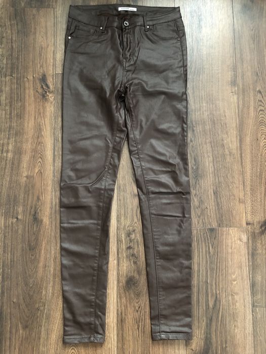 Spodnie damskie brązowe woskowane.