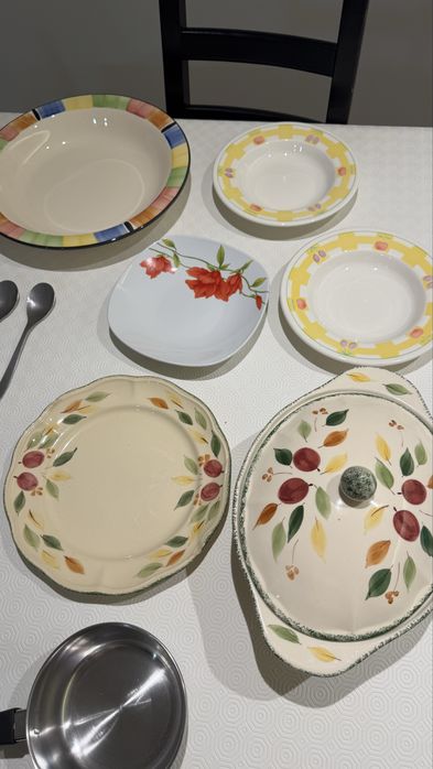 Conjunto de Pratos, talheres, tacho e pucara