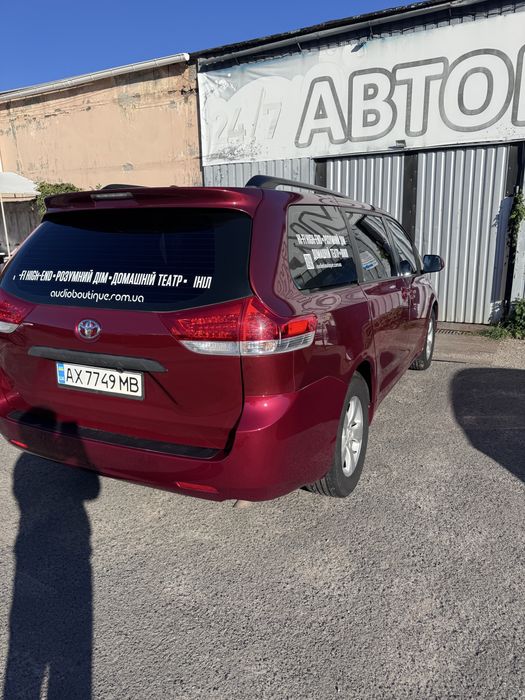 Toyota Sienna 2012 рік