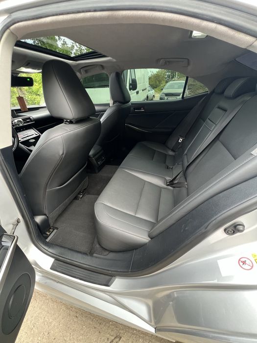 Lexus is 200t 2017