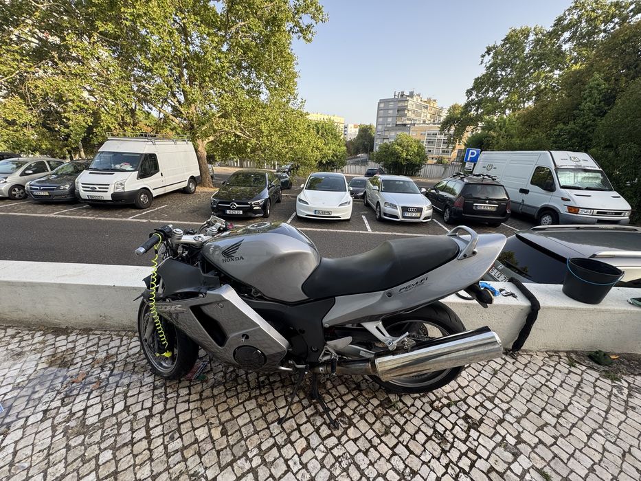 Mota CBR 1100 XX ( acidentada )