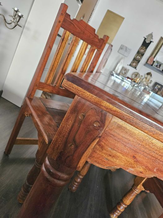 Mesa de jantar em Madeira Maciça