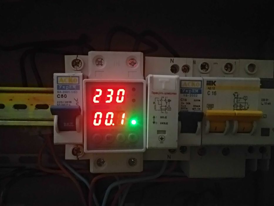 Захисне реле напруги 220в та струму 40А Защитное реле напряжения Tomzn