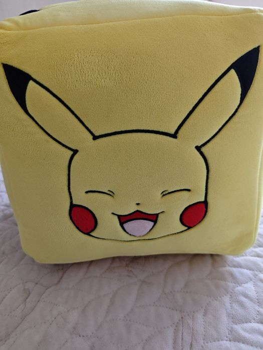 Peluche cubo pikachu