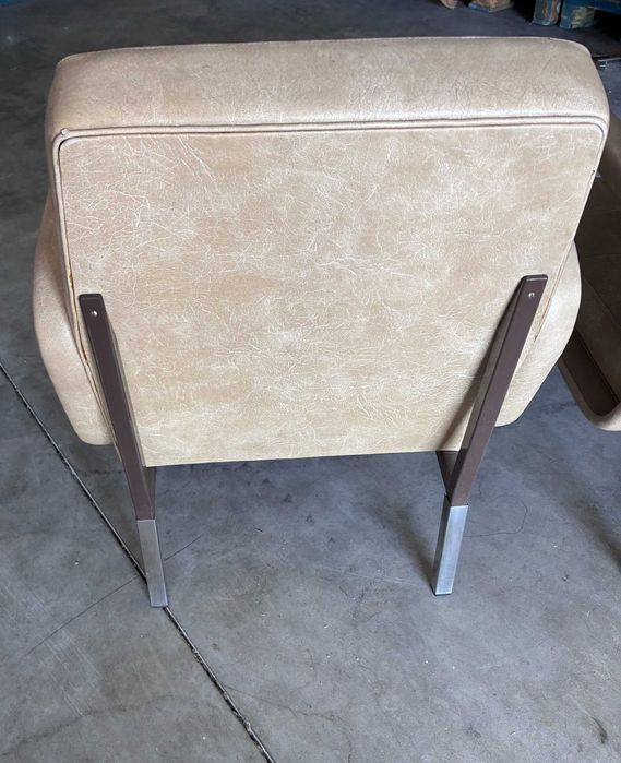 Cadeirões de pele em bege - Qtd. 2 Und.