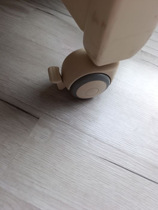 Lite drewno ,Łóżko z kółkami, systemem bujania, szufladą, materacem ko