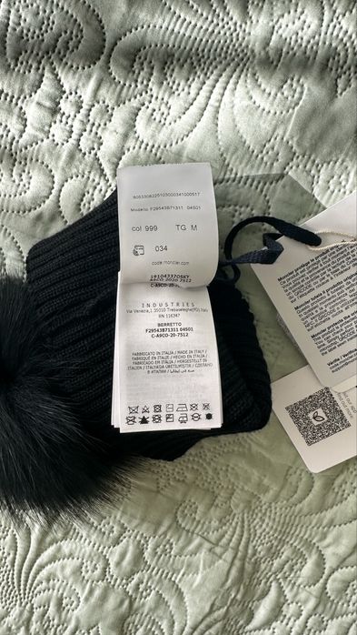 Шапка з хутровим помпоном від MONCLER !